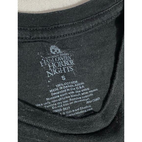 Universal Studios Halloween Horror Nights Shirt Never Go Alone 2022 Small - Picture 5 of 9